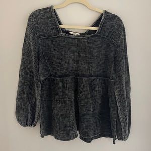 Beautifully textured shirt. Not heavy material, perfect for Spring or Fall! 🖤